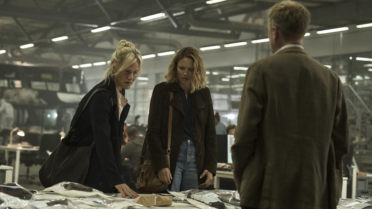 © ORF/ARD Degeto/Satel Film/Frank Dicks "Hundertdreizehn – Theo": Anna Schudt (Riccarda Hövemann), Patricia Aulitzky (Caro Novak), Robert Stadlober (Jan Auschra)