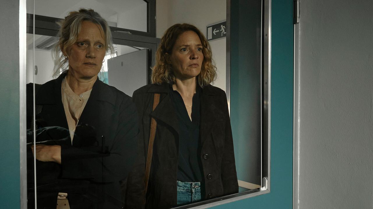 "Hundertdreizehn – Theo": Anna Schudt (Riccarda Hövemann), Patricia Aulitzky (Caro Novak)
