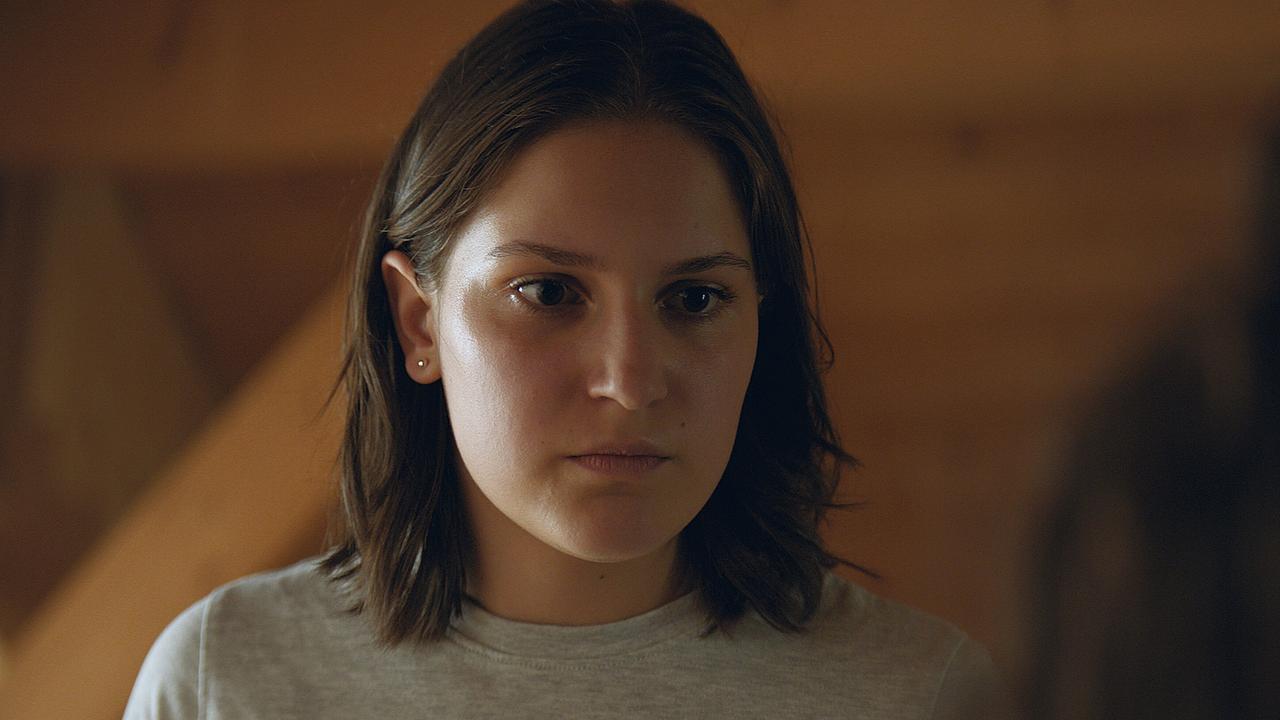 "Hundertdreizehn – Clara": Salma (Allegra Tinnefeld) hat herausgefunden, dass ihre Halbschwester ein großes Geheimnis gehütet hat.
