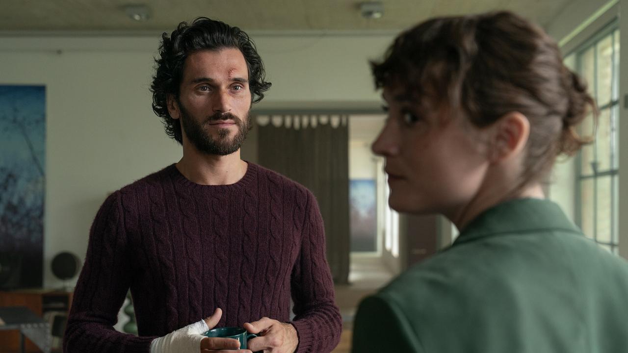 "Hundertdreizehn – Clara": Vladimir Korneev (Alexander Kwira) im Gespräch mit Friederike Becht (Clara Eweleit)