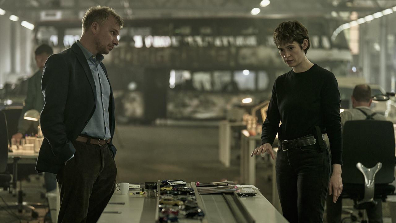 "Hundertdreizehn – Sofia": Robert Stadlober (Jan Auschra) und Lia van Blarer (Anne Goldmundt) bei der Arbeit