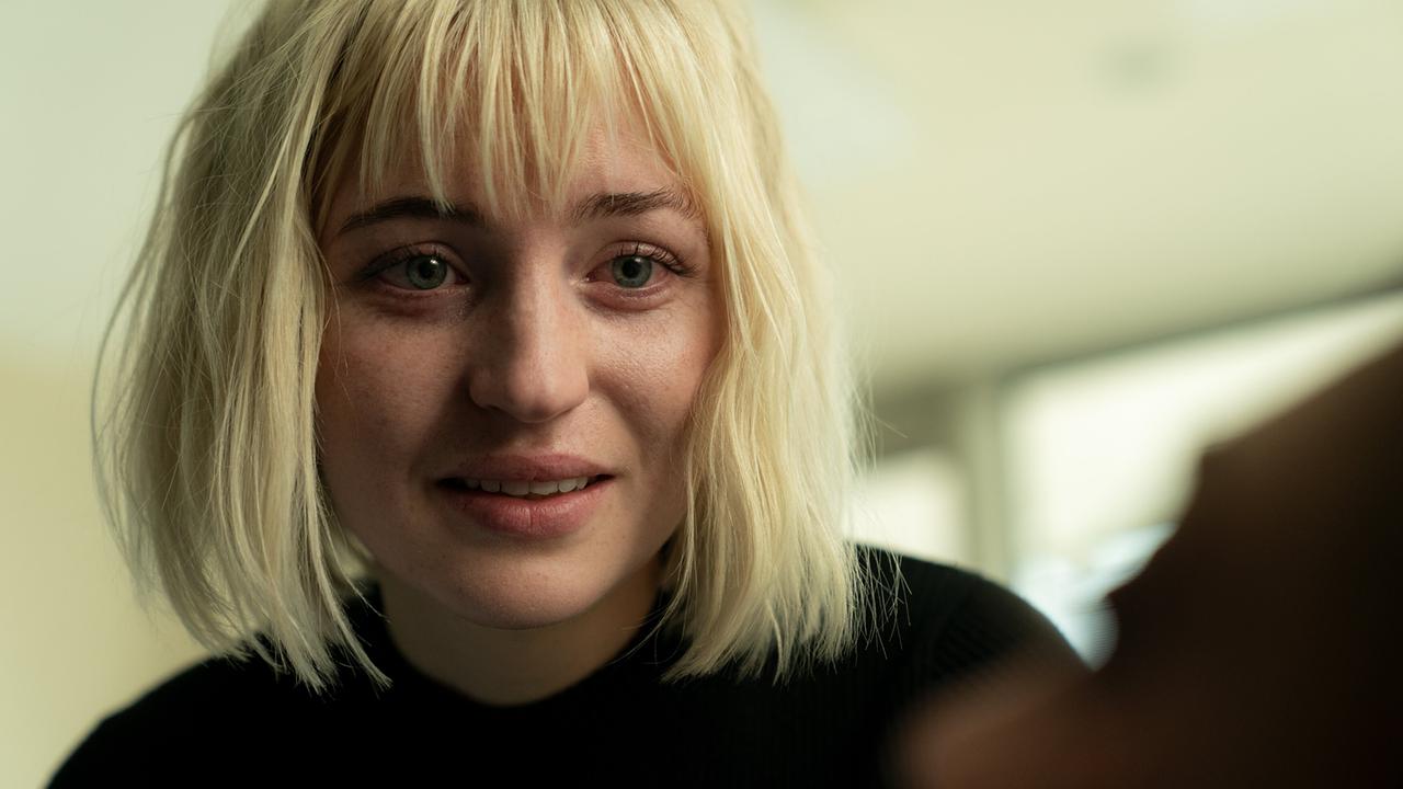 "Hundertdreizehn – Sofia": Sarah Mahita (Emmi Rolander) besucht ihre Freundin im Spital