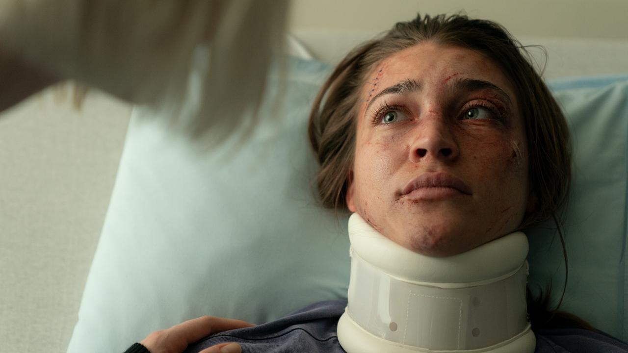 "Hundertdreizehn – Sofia": Antonio Moretti (Sofia Brüntjen) mit Halskrause im Krankenbett