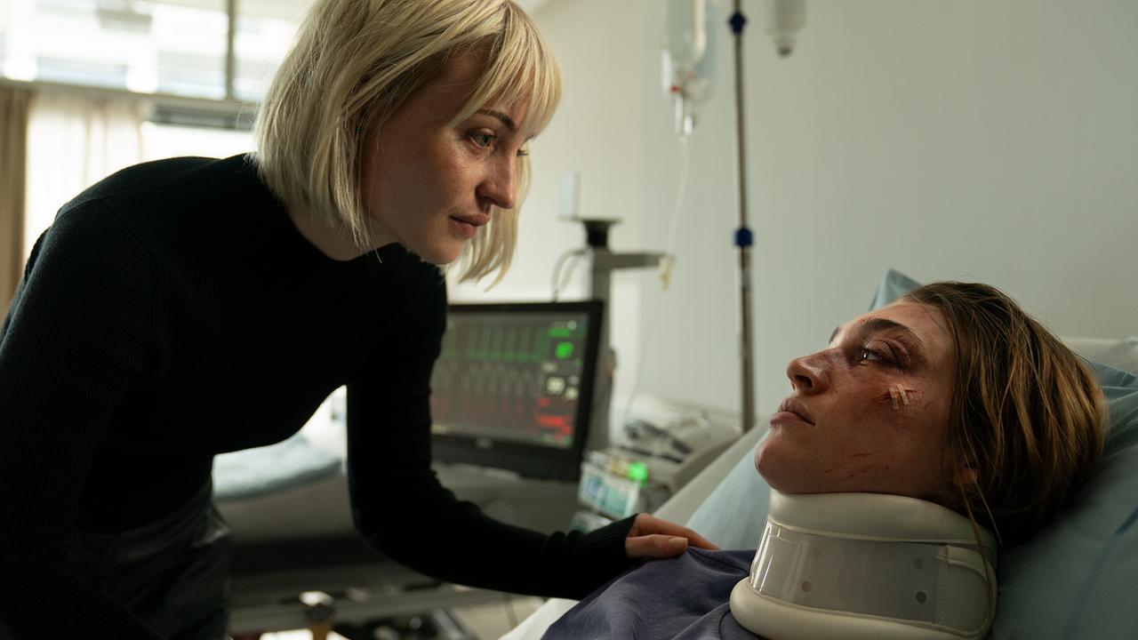 "Hundertdreizehn – Sofia": Sarah Mahita (Emmi Rolander) besucht Antonia Moretti (Sofia Brüntjen) im Spital.