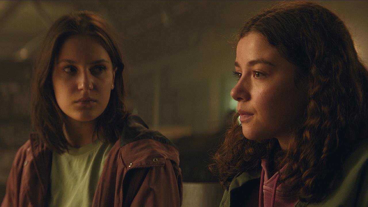 "Hundertdreizehn – Nuriel": Salma (Allegra Tinnefeld) und Ela (Eva Marlen Hirschburger) müssen entscheiden, ob sie wirklich erfahren wollen, ob ihr Vater den Unfall verursacht hat.