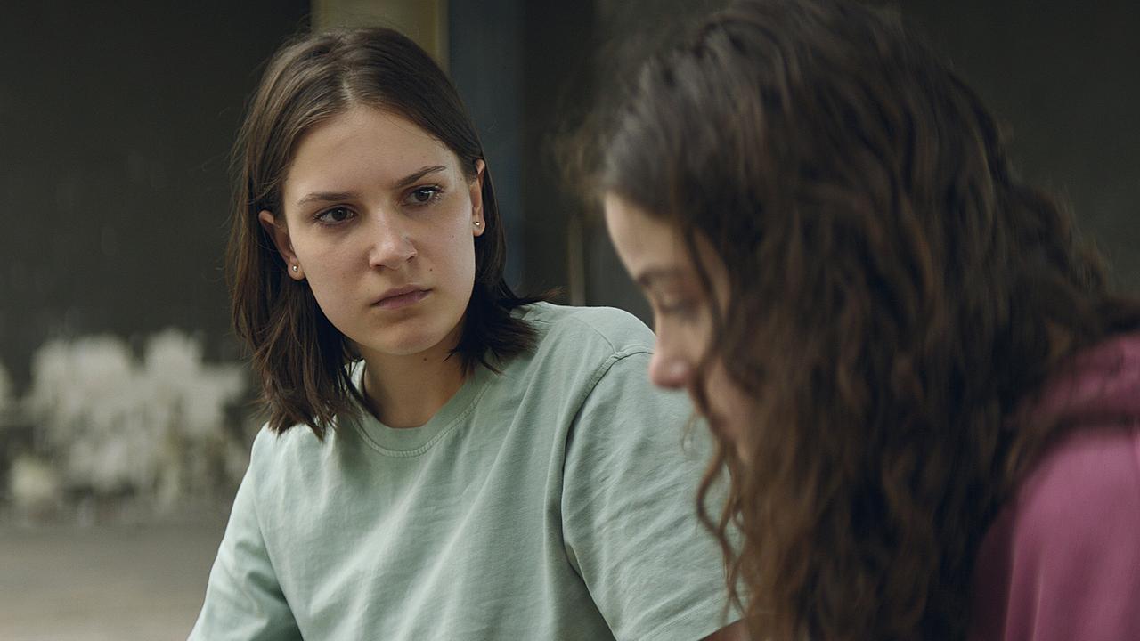 "Hundertdreizehn – Nuriel": Salma (Allegra Tinnefeld) und Ela (Eva Marlen Hirschburger) sind abgehauen, um auf eigene Faust die Wahrheit zu erfahren.