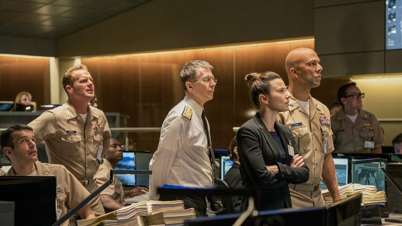© ORF/Telemünchen/© 2017 LEONINE Im Bild: Gary Oldman (Admiral Charles Donnegan), Linda Cardellini (Jayne Norquist), Common (Rear Admiral John Fisk).