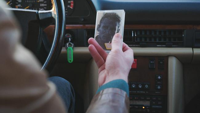 © ORF/LV Ein Autolenker hält die Kassette des Fendrich-Albums "Von Zeit zu Zeit" 1989 vor seinem Autoradio.