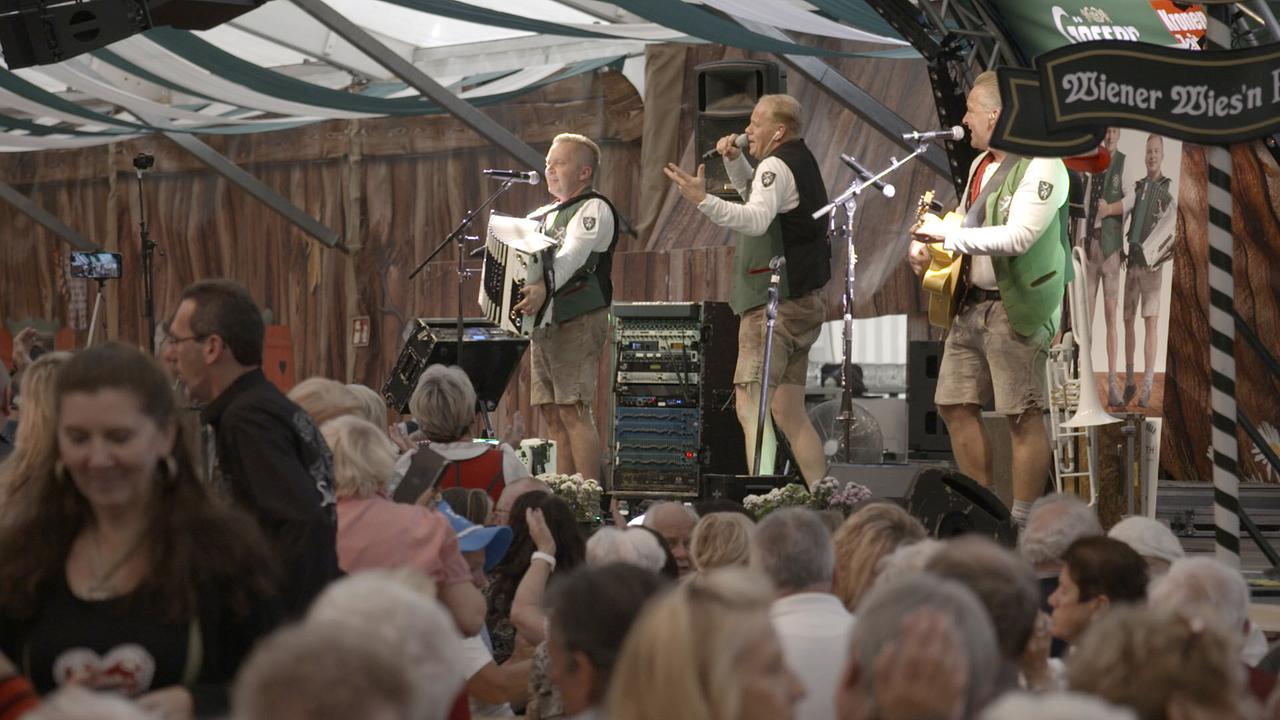 © ORF/TVfriends Im Rausch der Volksmusik: Die "Edlseer" bei ihrem Auftritt auf der Wiener Wiesn
