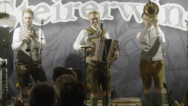 © ORF/TVfriends Im Rausch der Volksmusik: "Steirerwind" bei ihrem Auftritt im Wirtshaus am Webergut (in Stanz)