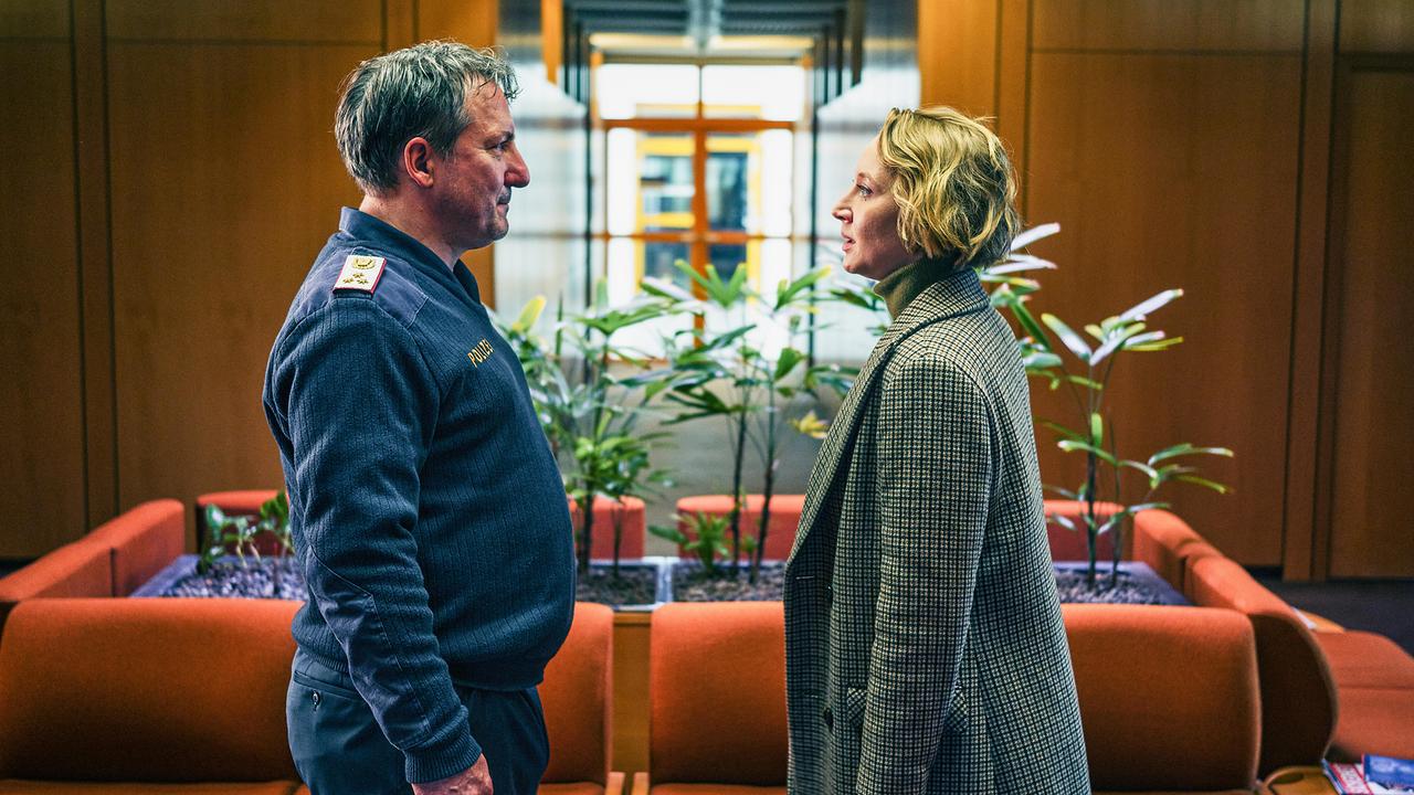 Im Bild: Blum (Anna Maria Mühe) beschwert sich bei Danzenberger (Robert Palfrader), dass die Polizei nicht stark genug nach dem Unfallfahrzeug sucht.