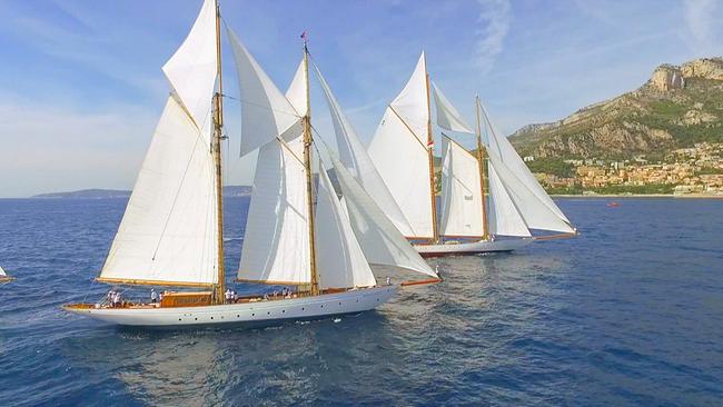 Zwei historische Segelboote bei der Regatta vor der Küste Monacos