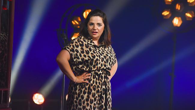 Isabell Pannagl im Leoprint-Jumpsuit steht bei ihrem Auftritt auf einer beleuchteten Bühne.