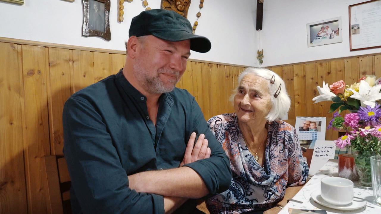 "Jamas Stipsits": Thomas Stipsits mit der Oma in Stinatz