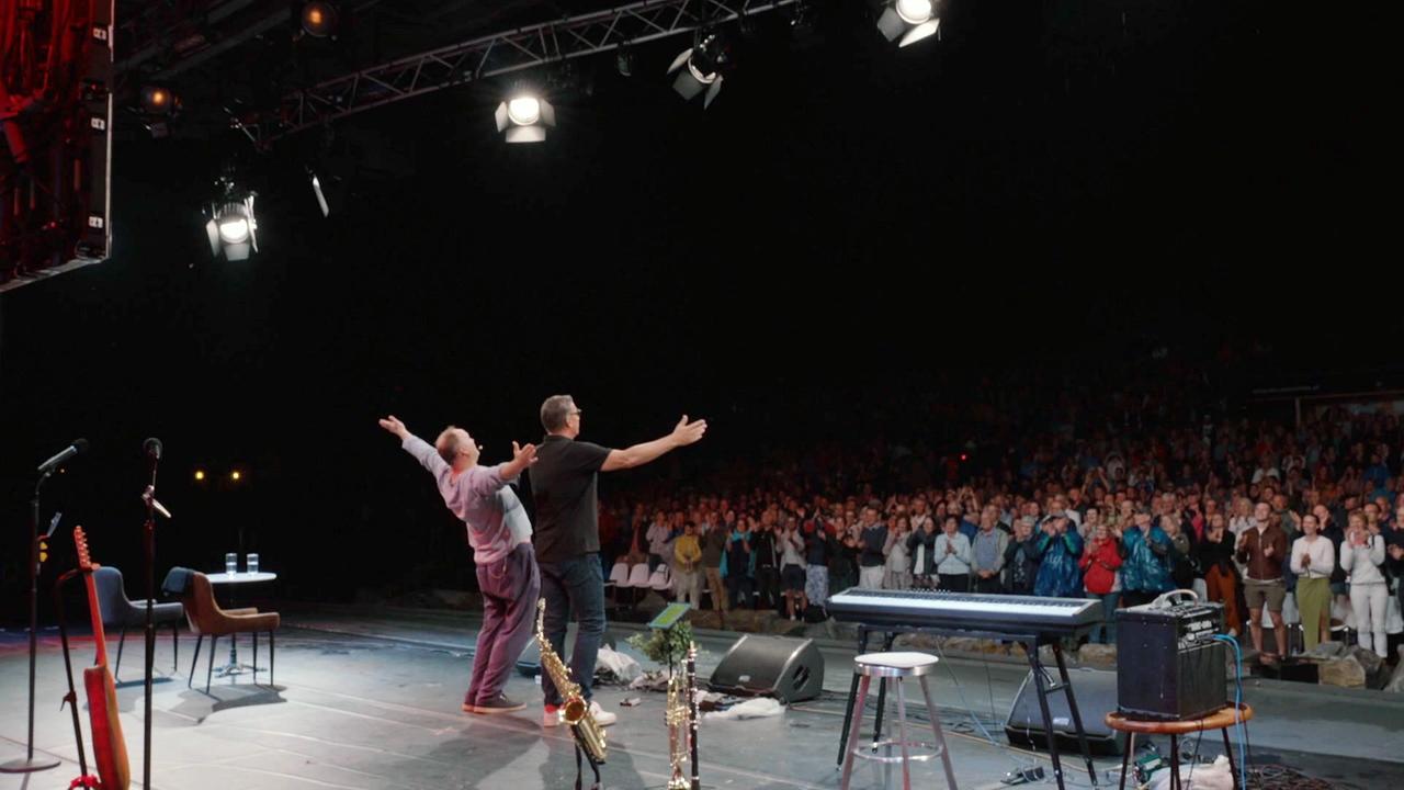 "Jamas Stipsits": Thomas Stipsits mit Viktor Gernot auf der Bühne in Tulln