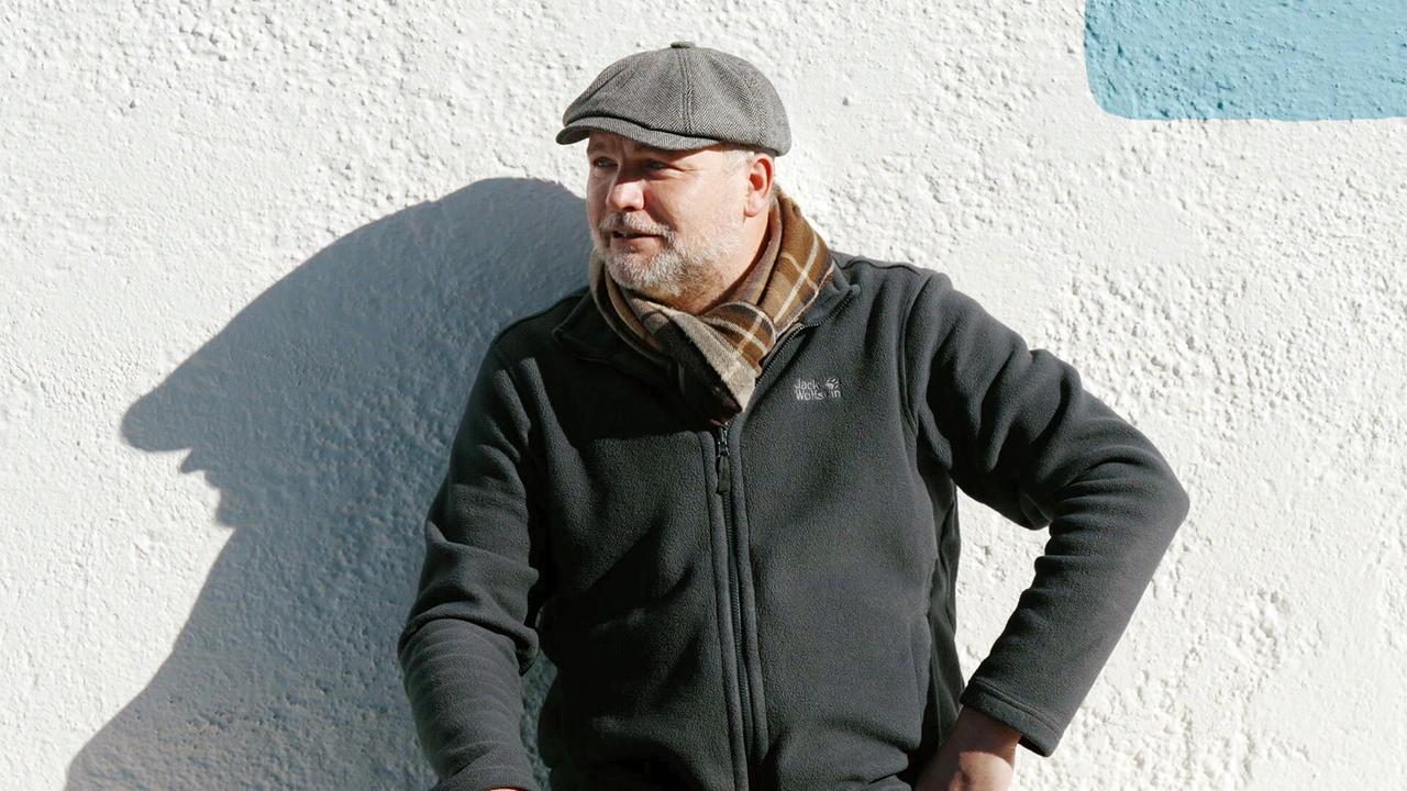 "Jamas Stipsits": Thomas Stipsits vor seinem Haus in Griechenland, sein persönlicher Rückzugsort