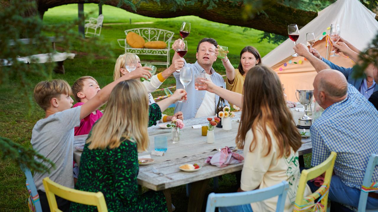 "Jamie Oliver Together - Alle an einem Tisch: Festessen": Jamie Oliver mit seiner Familie