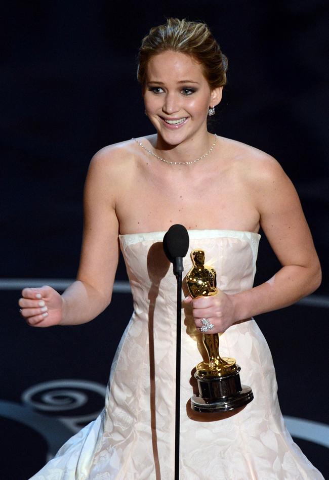 Jennifer Lawrence bei der 85. Oscarverleihung am 24. Februar 2013 mit ihrer gewonnenen Trophäe. 