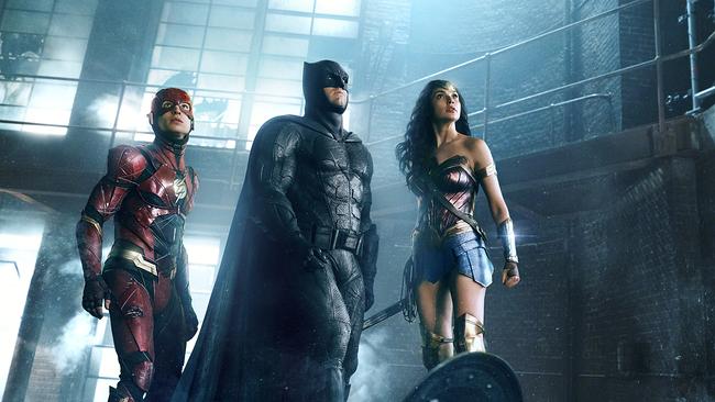 Im Bild: Ezra Miller (Barry Allen / The Flash), Ben Affleck (Bruce Wayne / Batman), Gal Gadot (Diana Price / Wonder Woman).