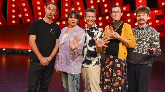 Gernot Kulis, Eva Maria Marold, Omar Sarsam, Martina Schwarzmann und Benedikt Mitmannsgruber posieren auf einer Bühne mit großen, rot leuchtenden Buchstaben