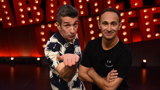 Omar Sarsam und Gernot Kulis auf der "Kabarettgipfel"-Bühne, einer mit ausgestreckter Handgeste und der andere mit verschränkten Armen.