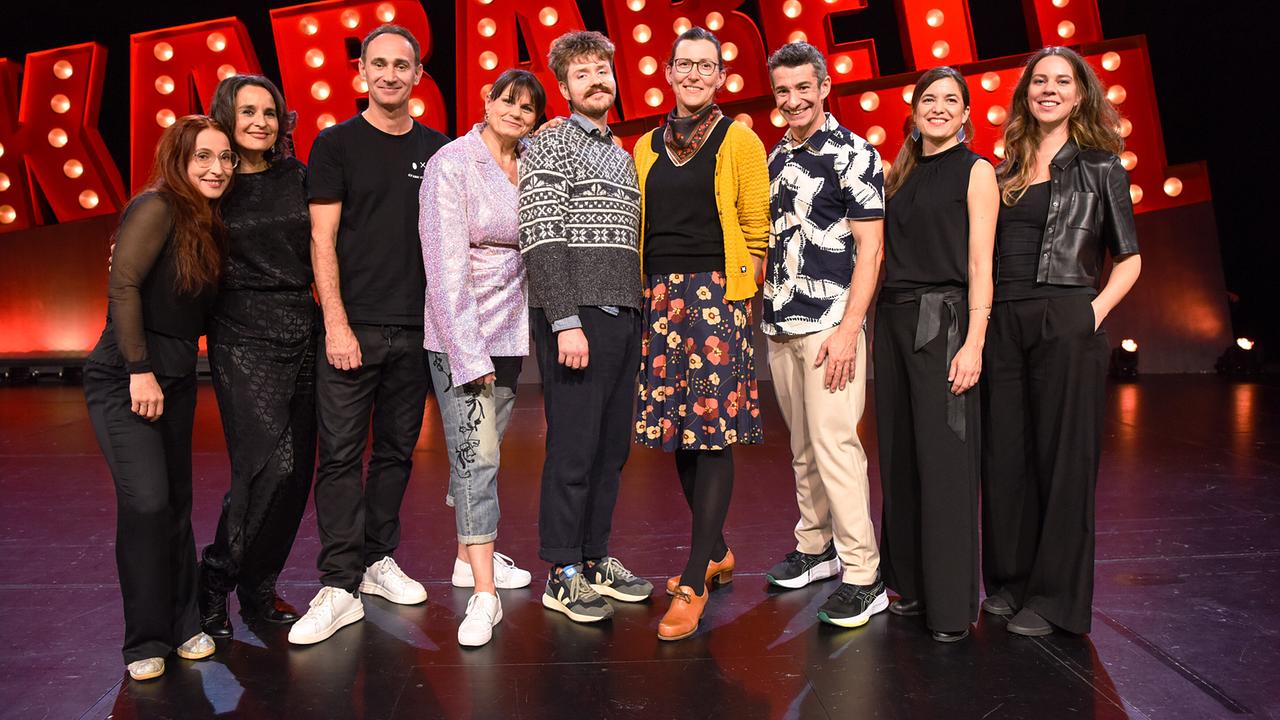 Gernot Kulis, Eva Maria Marold, Benedikt Mitmannsgruber, Martina Schwarzmann, Omar Sarsam und "Die Kabarettgipfelband" auf der Bühne mit großem beleuchteten "Kabarettgipfel"-Schriftzug.