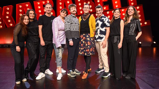 Gernot Kulis, Eva Maria Marold, Benedikt Mitmannsgruber, Martina Schwarzmann, Omar Sarsam und "Die Kabarettgipfelband" auf der Bühne mit großem beleuchteten "Kabarettgipfel"-Schriftzug.