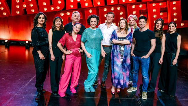 © ORF/e&a film/Hubert Mican Andreas Vitasek, Kernölamazonen, Gery Seidl, Malarina, Matthias Dieser, Alain Frei und die Kabarettgipfelband posieren auf der Bühne vor dem leuchtenden Schriftzug „Kabarettgipfel“.