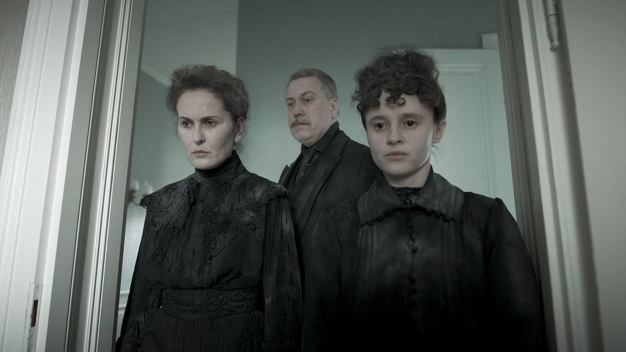 "Kafka - FAMILIE": Marie-Lou Sellem (Julie Kafka), Nicholas Ofczarek (Hermann Kafka), Maresi Riegner (Ottla Kafka)