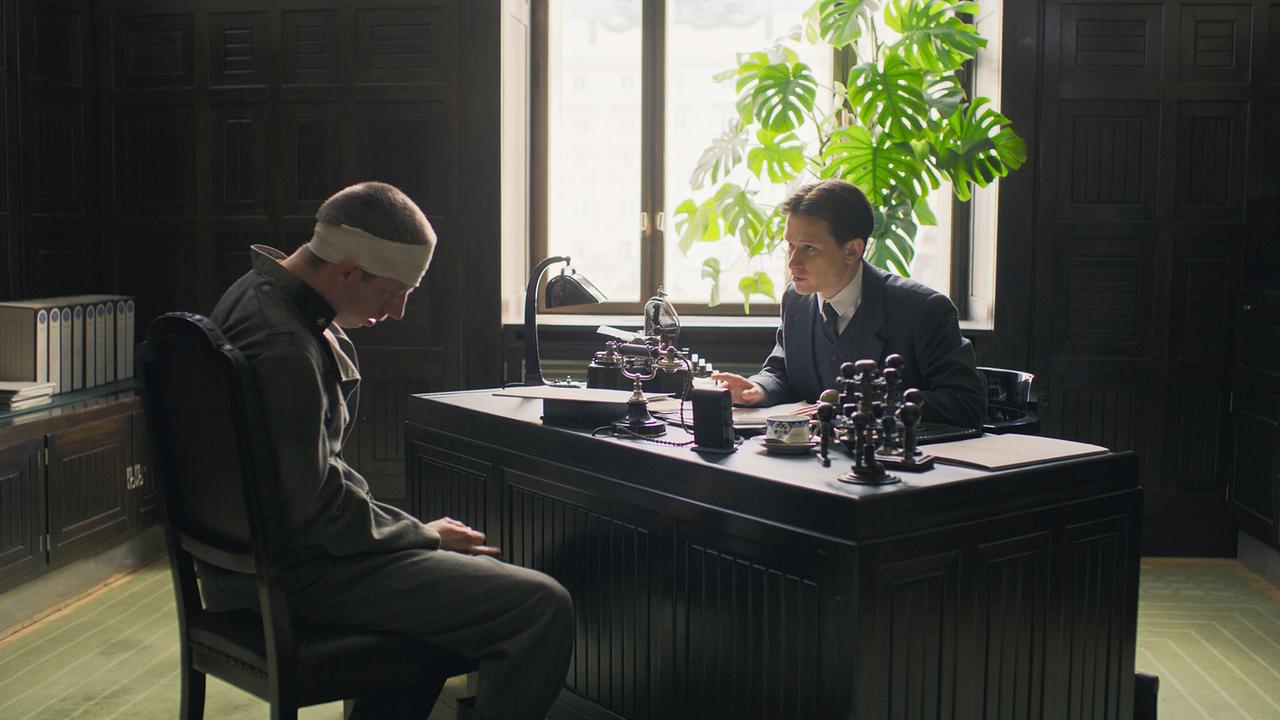 "Kafka – Bureau": Max Mauff (Soldat Kralicek), Joel Basman (Franz Kafka)