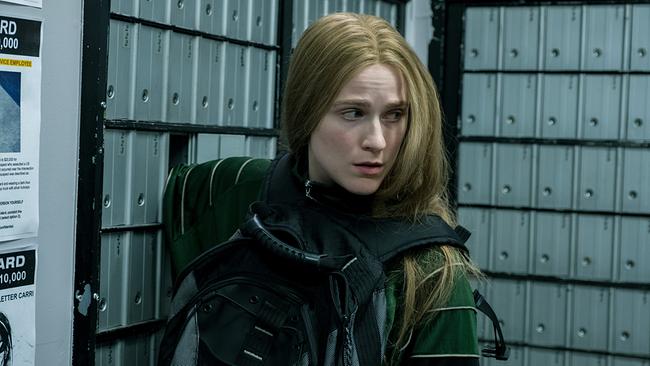 © ORF/Universal Pictures/Focus Features/Matt Kennedy Old Dolio in einem Raum voller Schließfächer.