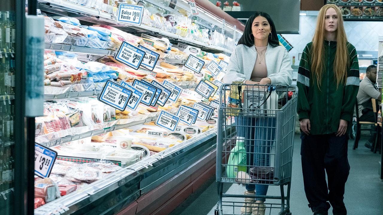 © ORF/Universal Pictures/Focus Features/Matt Kennedy Melanie und Old Dolio beim Einkaufen im Supermarkt.
