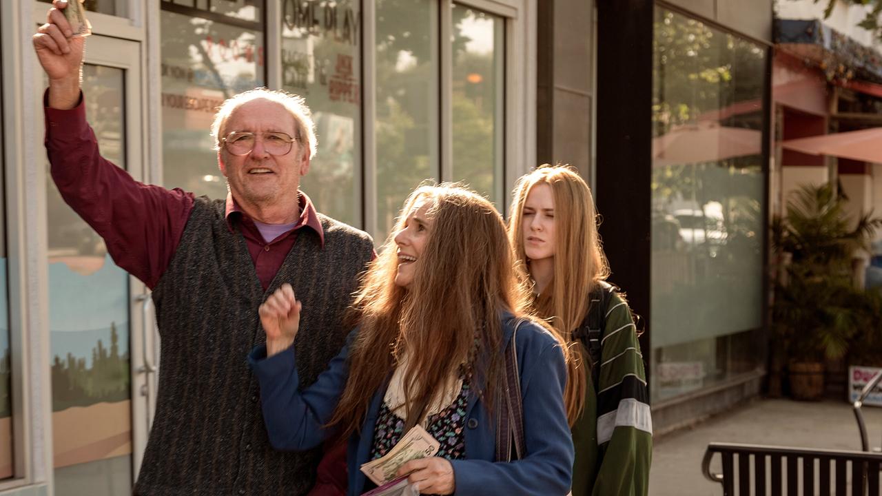 © ORF/Universal Pictures/Focus Features/Matt Kennedy Old Dolio mit ihren Eltern Robert und Therese auf einem Gehweg.