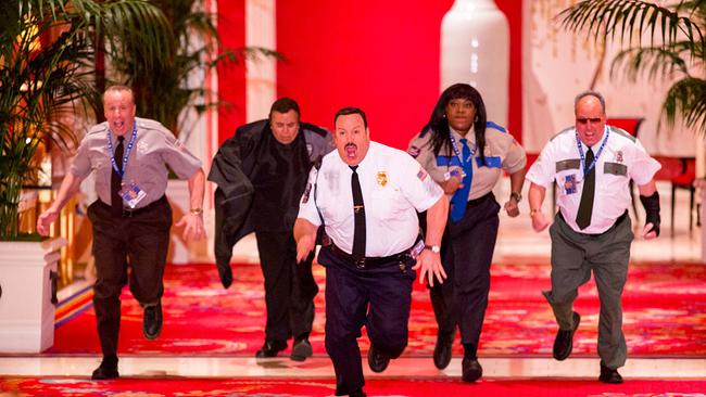 © ORF/Sony Pictures/Matt Kennedy Im Bild: Vic Dibitetto (Gino Chizetti), Shelly Desai (Khan Mubi), Kevin James (Paul Blart), Loni Love (Donna Ericone), Gary Valentine (Saul Gundermutt).