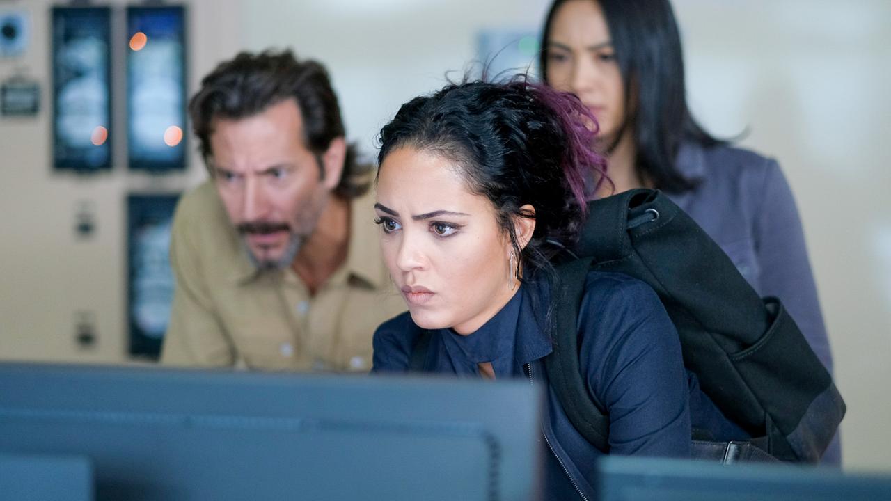 Im Bild (v.li.): Henry Ian Cusick (Russ Taylor), Tristin Mays (Riley Davis), Levy Tran (Desi Nguyen).
