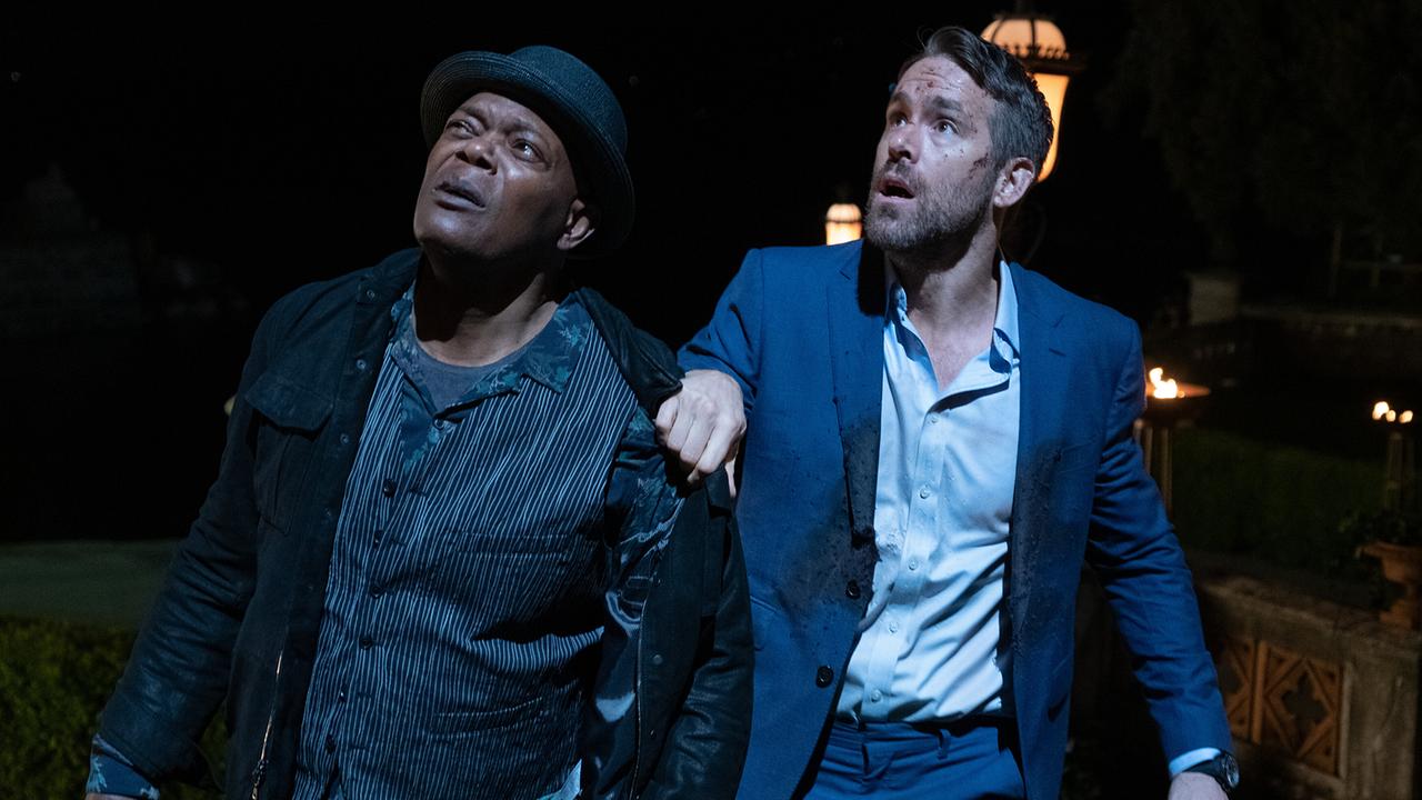 © ORF/Telepool/David Appleby Zwei Männer schauen misstrauisch nach oben - Samuel L. Jackson als Darius Kincaid cool gekleidet, Ryan Reynolds als Bryce im Anzug