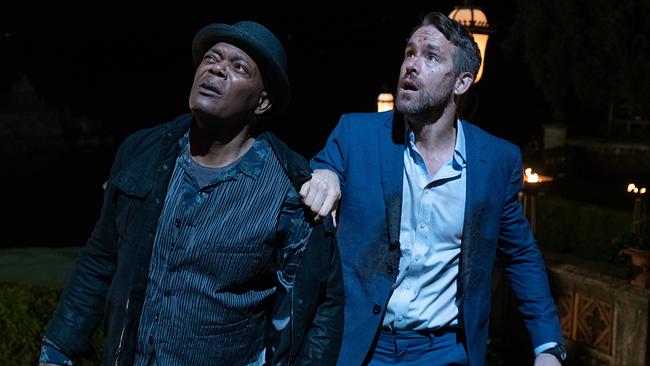 © ORF/Telepool/David Appleby Zwei Männer schauen misstrauisch nach oben - Samuel L. Jackson als Darius Kincaid cool gekleidet, Ryan Reynolds als Bryce im Anzug