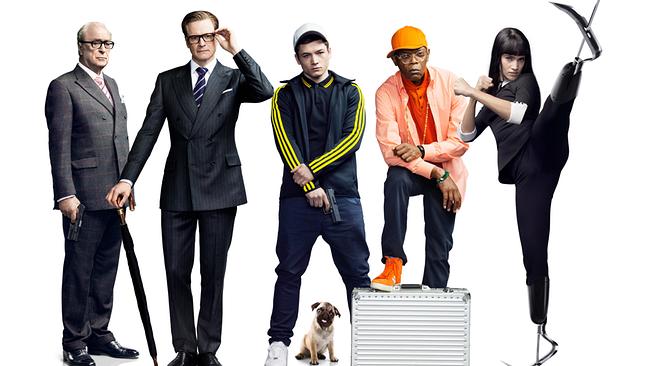 Fünf Personen - vier Männer, zwei im eleganten Anzug, der dritte in Trainings-Jacke mit gelben Streirfen,  der vierte grell orangefarben gekleidet und eine Frau mit Beinprothesen in Kung-Fu-Pose