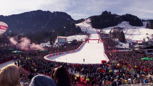 © ORF/ORF/Interspot Kitzbühel: Das Zielgelände im Winter bei Sonnenschein umgeben von einer riesigen Menschenmenge
