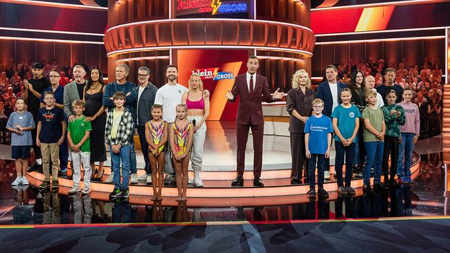 © ORF/NDR/Thorsten Jander Gruppenfoto von Moderator Kai Pflaume mit den Teilnehmern der Show.