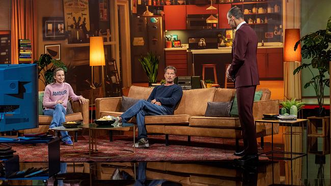 Lola (14) und Til Schweiger sitzen in einem Wohnzimmer-Set auf einer Couch und schauen zu Kai Pflaume während des "Filmstar-Duells"