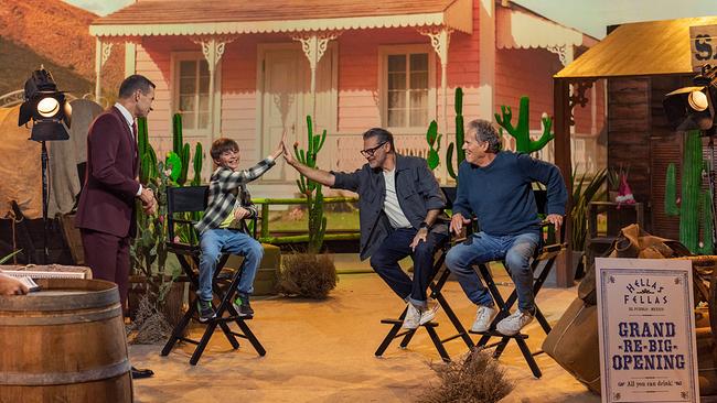 Kai Pflaume, Julian, Rick Kavanian und Christian Tramitz auf einer Bühne im Westernstil mit der Aufschrift „Rumba Ranch“ beim "Bully-Duell"