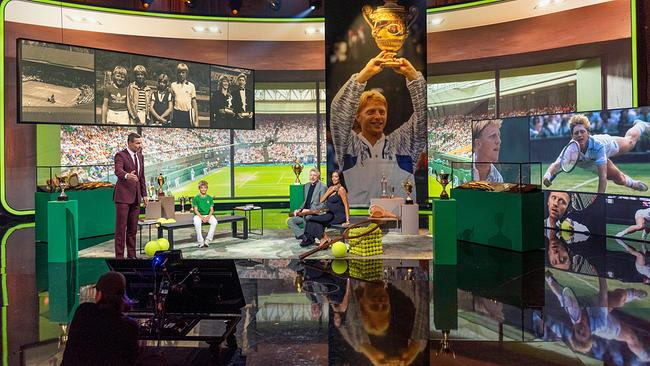 Kai Pflaume mit dem zehnjährigen Florian sowie Boris Becker und seine Frau Lilian auf einer Bühne dekoriert mit Tennisbildern, Pokalen und Requisiten