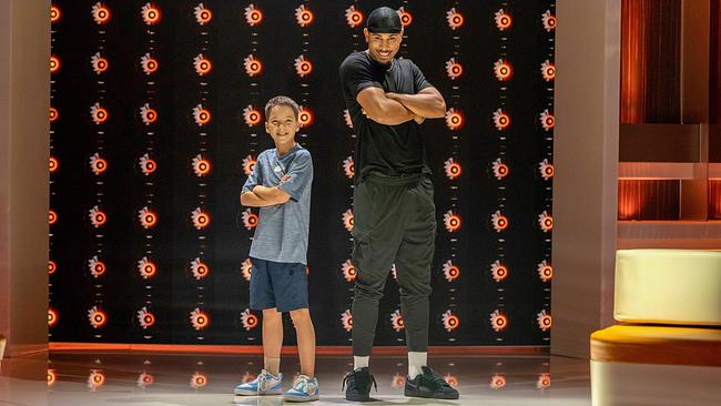 Lennart und Jason Joseph posieren mit verschränkten Armen  nebeneinander auf einer Showbühne.