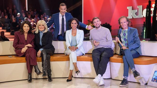 © ORF/NDR/Thorsten Jander Iris Berben, Linda Evans, Jana Pareigis, Christoph Kramer und Olaf Schubert sitzen auf der Coach von "Klein gegen Groß - Das unglaubliche Duell", hinter ihnen steht Kai Pflaume.