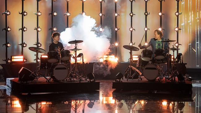 © ORF/NDR/Thorsten Jander Linus (11) und Olaf Schubert beim Schlagzeug-Duell performen auf einer Bühne mit Nebel und starken Lichteffekten.