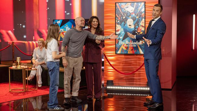 © ORF/NDR/Thorsten Jander Die elfjährige Rosa, Jürgen Vogel, Iris Berben und Kai Pflaume stehen beim Schauspieler-Duell vor einem farbenfrohen Plakat mit dem Schriftzug "Der Maskenball"