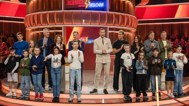 Moderator Kai Pflaume steht mit den Teilnehmer:innen der Show zusammen auf der "Klein gegen Groß"-Bühne