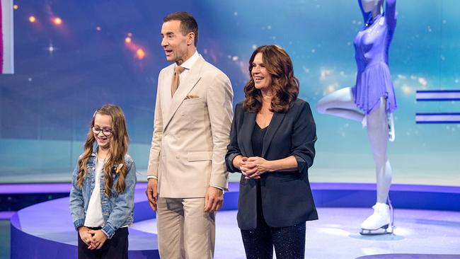 Kai Pflaume steht beim beim Eiskunstlauf-Duell zwischen Fiorella und Katarina Witt vor einer Eiskunstlauf-Kulisse.