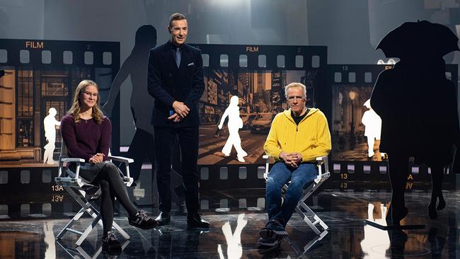 Beim Film-Duell sitzen Jeanne und Christopher Lambert in Regiestühlen vor einer Kulisse aus Filmstreife, zwischen ihnen steht Moderator Kai Pflaume.